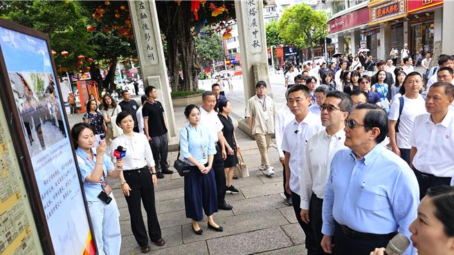 前总统马英九18日参访有许多近代文人烈士故居的「三坊七巷」街区。（吴泓勋摄）