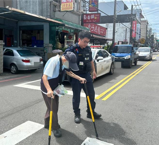 桃園市大園區70歲的李姓老翁，18日上午外出買早餐，在一處無號誌路口準備過馬路時，因老翁拄著拐杖行動不便，只能站在路邊看著車輛來來往往不敢前進，巡邏員警見狀立即上前指揮管制車流，並攙扶老翁過馬路，讓他能夠順利返家。(警方提供)