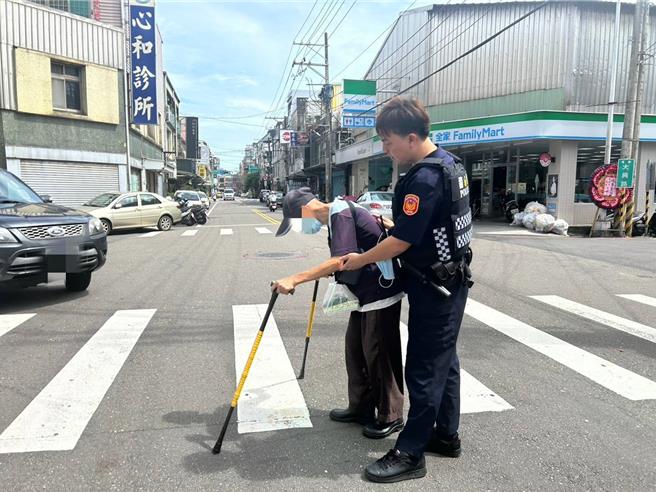 桃園市大園區70歲的李姓老翁，18日上午外出買早餐，在一處無號誌路口準備過馬路時，因老翁拄著拐杖行動不便，只能站在路邊看著車輛來來往往不敢前進，巡邏員警見狀立即上前指揮管制車流，並攙扶老翁過馬路，讓他能夠順利返家。(警方提供)