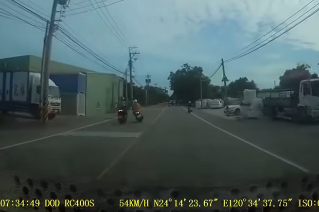 无照重机男逆向飙车遇鬼切左转。（翻摄爆料公社）