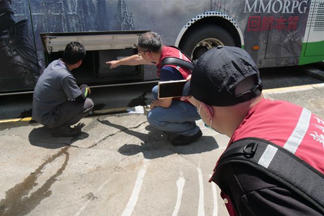 新北市交通局18日派員前往三重客運五股站突擊稽查華德製造車廠的電動公車及充電設備。（新北市交通局提供）