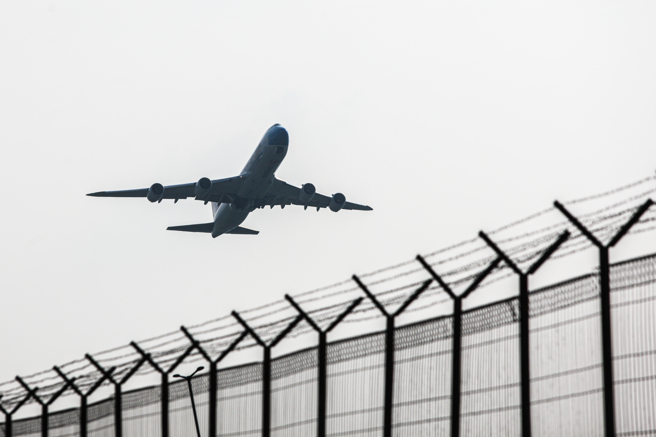 以色列與伊朗軍事衝突愈演愈烈。航空公司避飛兩國周邊空域之際，卻有貨機出現在伊朗與土庫曼交界附近的空域。圖非相關航機。（示意圖：shutterstock／達志）