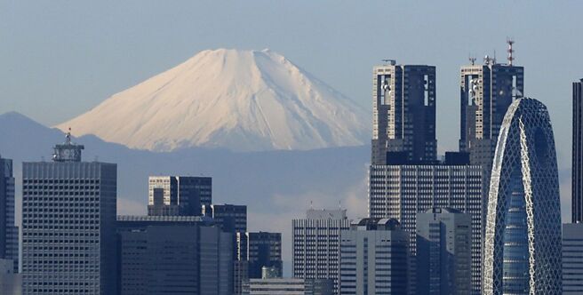 日本受惠于企业薪资调涨可望带动内需，日本市场越见吸引。图／美联社