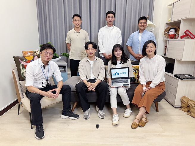 《AI理家》创办人唐知勋（前排左一）与团队。图／业者提供