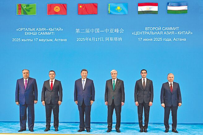 第二届中国—中亚峰会17日在哈萨克阿斯塔纳独立宫举行，中国国家主席习近平（左三）与哈萨克、吉尔吉斯、塔吉克、土库曼、乌兹别克五国领导人合影。（美联社）