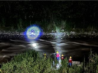 三灣男獨釣遇水漲困沙洲 消防夜搜3小時救出