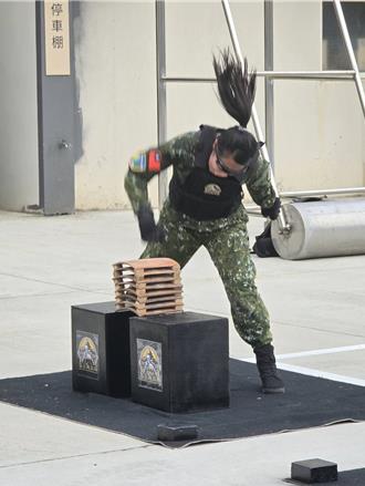 馬防部雲臺戰技隊操演「格鬥應用式」  徒手擊碎花崗岩