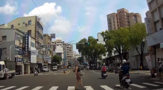 无视行人号志亮红灯！豹裙女悠哉过马路罚500  警：驾驶仍要礼让