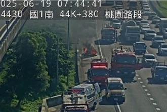 國1南向桃園段火燒車 駕駛及時停靠路肩逃生