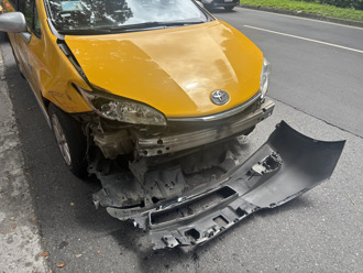 北市敦化南路計程車猛撞公車 下巴掉了！畫面曝光