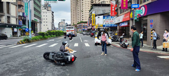 新店北新路車禍！72歲運匠迴轉未禮讓 25歲女騎士撞上臉手掛彩