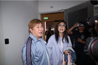 直击》胡瓜同框丁柔安情侣装晒恩爱 财产分配最新进度曝光