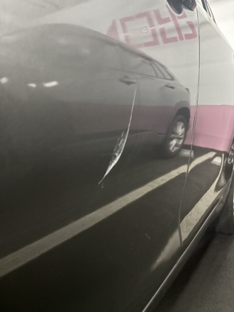 公園停車場驚魂！新店男持警棍砸車 女駕駛嚇壞急報警