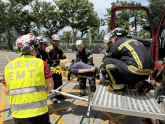 桃園消防演練！模擬大型車輛事故救援　強化特搜隊應變能力