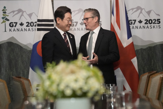 影》英相施凱爾G7峰會出糗 錯把口譯當成李在明猛握手