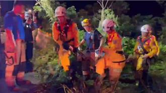 高雄男开车衝落边坡 消防绳索吊挂救援