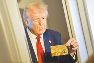 川普金卡夯 近7萬人排隊