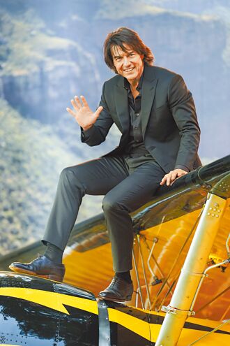 阿湯哥出道44載終獲小金人 小布緊牽小29歲女友亮相