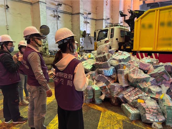 暑假出國旅遊旺季將近，桃園市政府衛生局提醒，於國外購物時須特別注意，目前所有電子煙及加熱式菸品無論是自用或受人所託攜帶回台。（圖／桃園市衛生局）★《中時新聞網》：吸菸有害健康 中時新聞網關心您！戒菸專線：0800-636363