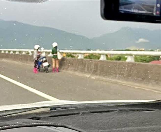 2名穿著雨鞋的女子18日傍晚騎乘機誤闖國道6號，發現立即逆向下愛蘭交流道離開。（民眾提供／楊靜茹南投傳真）