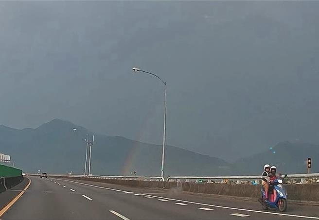 2名女子發現騎乘機誤闖國道6號，立即逆向下愛蘭交流道離開。（民眾提供／楊靜茹南投傳真）