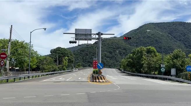 國道警察提醒機車騎士應特別留意國道匝道入口處的指示牌及禁行標誌，以免誤闖國道。（楊靜茹攝）