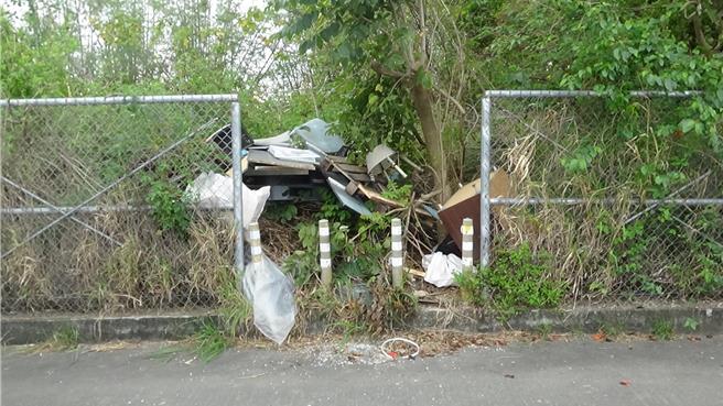 台南市南区一处空地遭非法清运业者任意倾倒受委托清理的废弃物，台南市环保局查获后，将对非法业者及委托店家一併处罚。（台南市环保局提供／郭良杰台南传真）