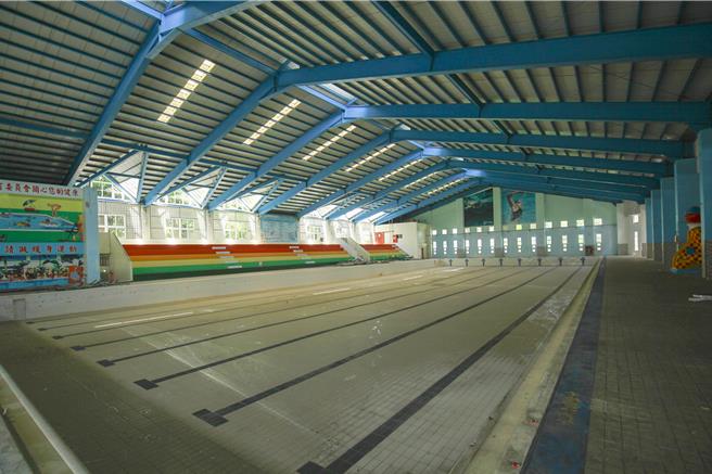 頭份市立游泳池自1999年啟用至今逾20年，是市民夏季戲水及游泳教學的重要場域。（呂麗甄攝）