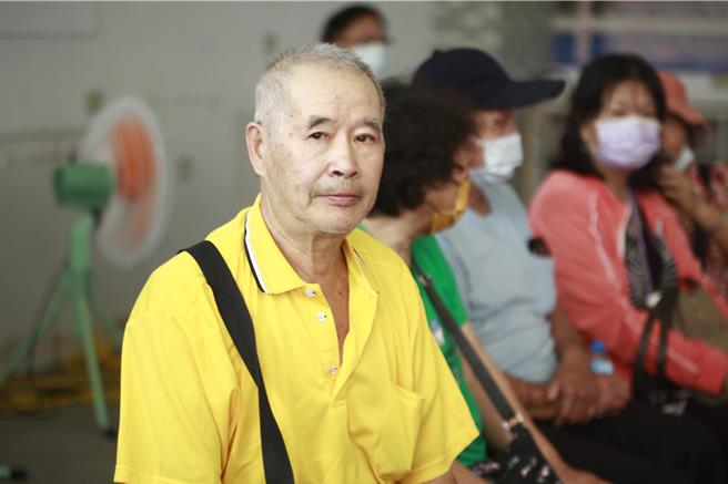 在地居民蔣先生表示，他在頭份生活30年，游泳池一直是重要的運動場所。雖然泳池功能走入歷史，他期待新的全民運動館能帶來更多元運動選擇。（呂麗甄攝）