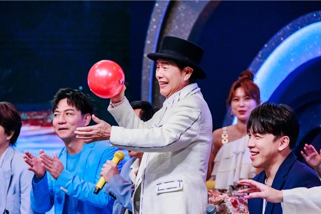 77歲的黃西田登上《綜藝一級棒》大秀歌藝。（中視提供）