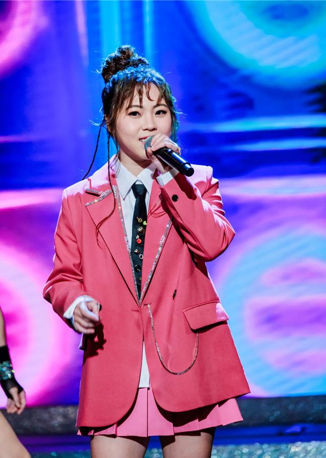 吳美琳熱唱〈好膽你就來〉。（中視提供）