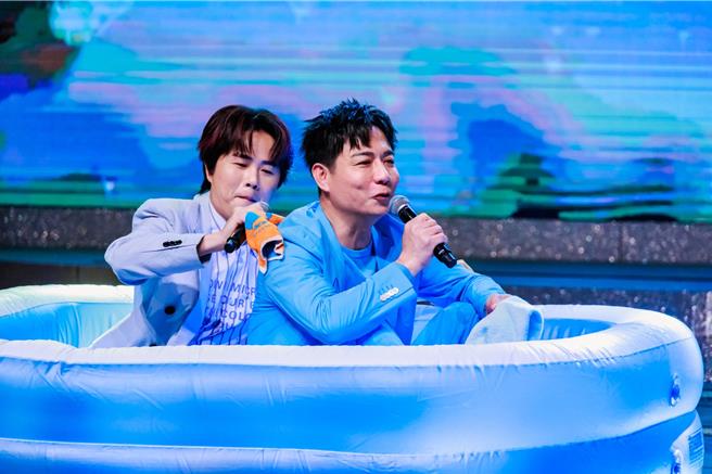 陳孟賢（左）、陳隨意逗趣互動。（中視提供）