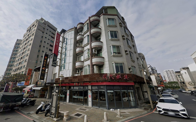 周氏蝦捲一名女店員將客人吃剩油豆腐倒回滷鍋，引發食安疑慮，業者公布監視器畫面並向顧客道歉，衛生局認定個人行為暫不開罰，但強調後續複查不合格就會依法開罰。（圖／翻攝自google map）