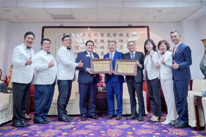 國際獅子會總會長法布雷西奧．奧利維拉（Fabrício Oliveira）與夫人於本月13日起至18日率領代表團訪台，展開為期六天五夜的公益交流行程，由國際獅子會300B2區總監、新北市議員林金結等人陪同，拜會新北市長侯友宜。（圖／新北市國際獅子會300B2區總監林金結）