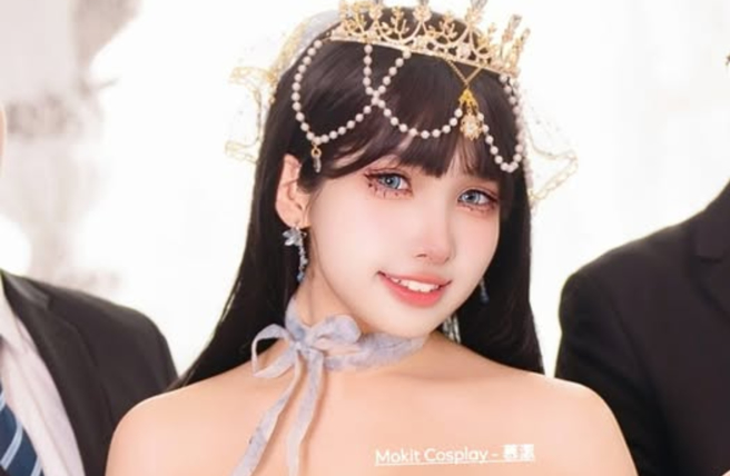 女Coser張慕潔，曬出和兩位老公同床共枕的照片，直呼「真誠的幸福」。（圖／FB@張慕潔）