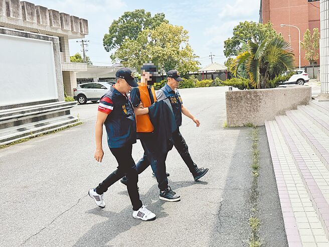 前台南副市长顏纯左之子顏大钧（中）涉吸金上亿，在台南市安平区日租套房被逮捕。（读者提供／李奇叡台南传真）