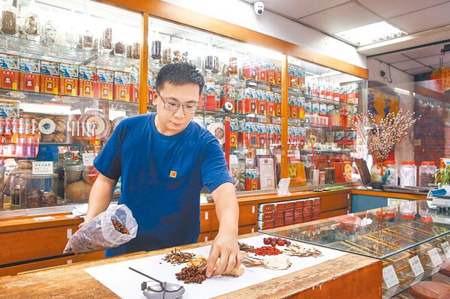台湾逾30年未核发中药贩售证照，列册中药商自94年至113年从10585家降到7478家。示意图为春元行老板陈建智。（本报资料照片）