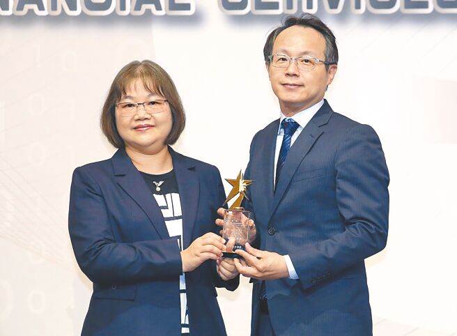 2025旺旺中时金融服务评鑑大赏颁奖典礼18日登场，国库署副署长林秀燕（左）将乐龄友善奖颁赠给国泰证券通路事业处长杨晖骐副总经理（右）。（范扬光摄）