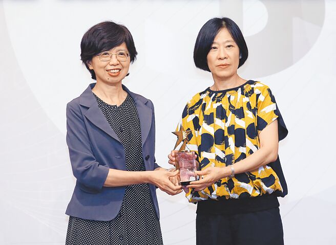 2025旺旺中时金融服务评鑑大赏颁奖典礼18日登场，金管会副主委庄琇媛（左）将企业社会责任奖颁赠给台湾人寿副总经理孙纪兰（右）。（范扬光摄）