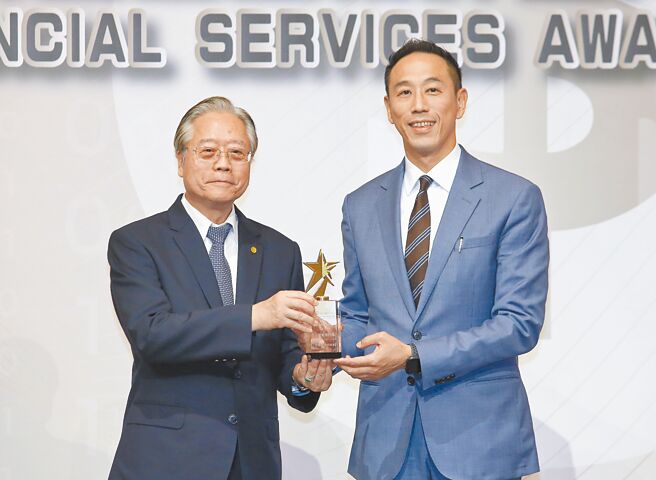 2025旺旺中时金融服务评鑑大赏颁奖典礼18日登场，台湾金融研训院董事长雷仲达（左）将智能理财奖颁赠给台新银行资深副总经理黄天麟（右）。（范扬光摄）