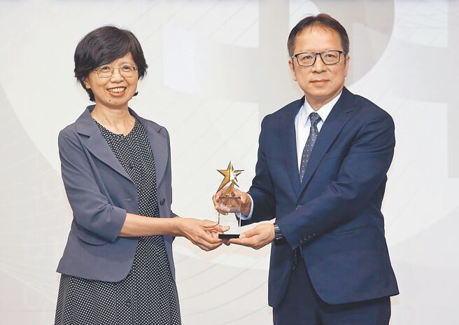 2025旺旺中时金融服务评鑑大赏颁奖典礼18日登场，金管会副主委庄琇媛（左）将企业社会责任奖颁赠给土地银行副总经理邹清长（右）。（范扬光摄）