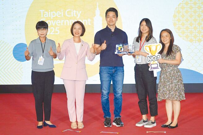 为减轻公务员负担，台北市长蒋万安（中）18日表示，对于议员一般索资最快3天内回覆，若有特殊需求可延长到1周。（台北市政府提供／丁上程台北传真）