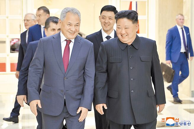 北韩领导人金正恩（前排右）17日会见来访的俄罗斯国安会秘书长萧依古（左）。（美联社）