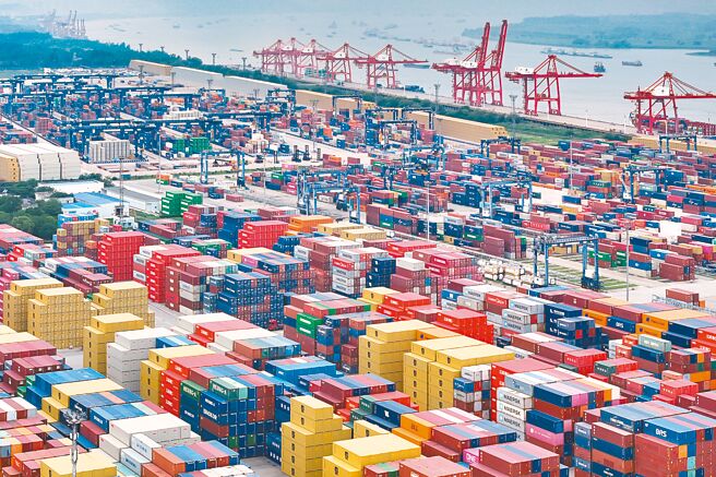 自美国对中国加徵关税以来，中国商品出口亚洲各国显着增长，引发「洗产地」疑虑。图为南京龙潭港进出口货柜码头。（中新社）