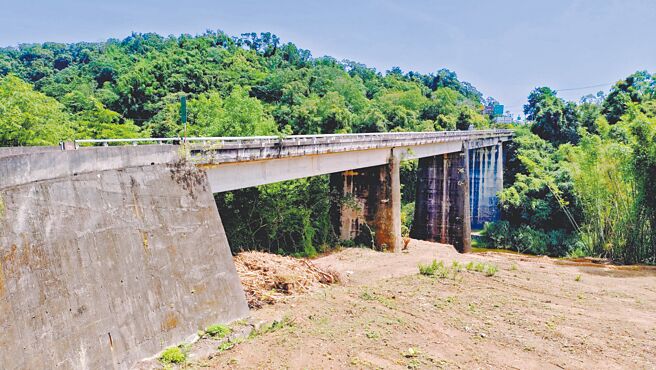 苗栗县三湾乡铜富大桥启用逾29年，桥墩基础裸露深度达63％至84％，安全堪忧，18日改建开工，总经费逾7千万元，预计2026年完工。（吕丽甄摄）