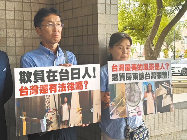 在高雄鼓山区经营饭糰店的日籍樋口先生（左）、妻子（右），与邵姓女房东发生纠纷，18日在律师陪同下到高雄地检署按铃控告邵女涉嫌强制罪、侵入住居罪、毁损罪及恐吓等罪。（洪靖宜摄）