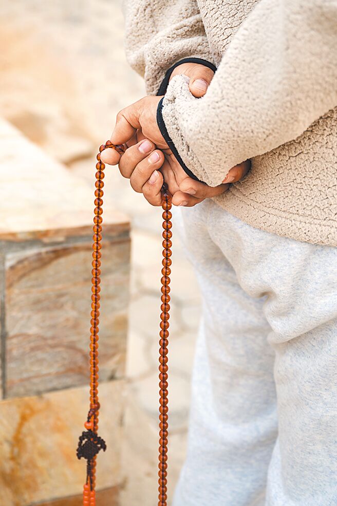 仁波切持咒。（摄影／林彦廷）