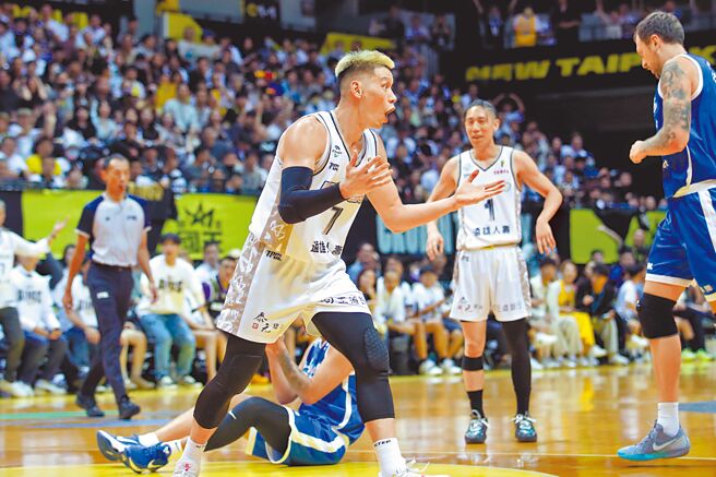 新北国王队林书豪第4节防守时被吹犯规，6犯下场，露出不可置信的手势与表情。（黄世麒摄）