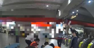 妇人逛完Outlet搭捷运返家   刷卡进站突喊「心臟好痛」倒地不治