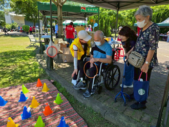 出門不只是看病！信義房屋、北台灣無障礙運輸工會帶長者野餐趣